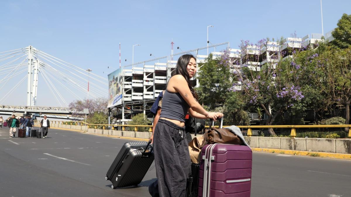 Taxistas liberan vialidades en el AICM tras mesa de diálogo con autoridades
