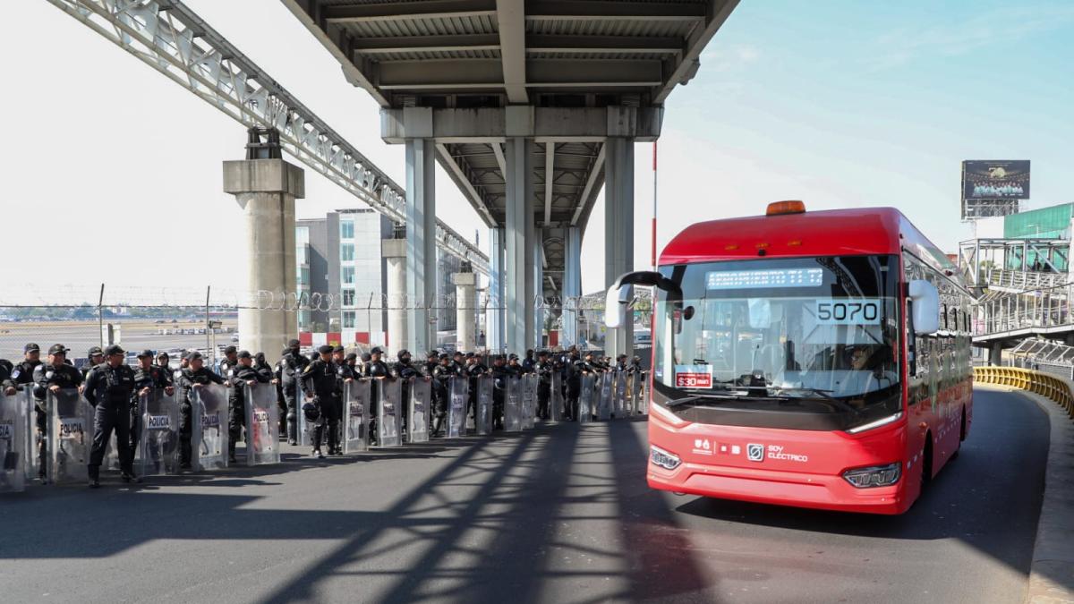 Fotogalería: Taxistas bloquean el AICM; SSC apoya a usuarios para alcanzar sus vuelos