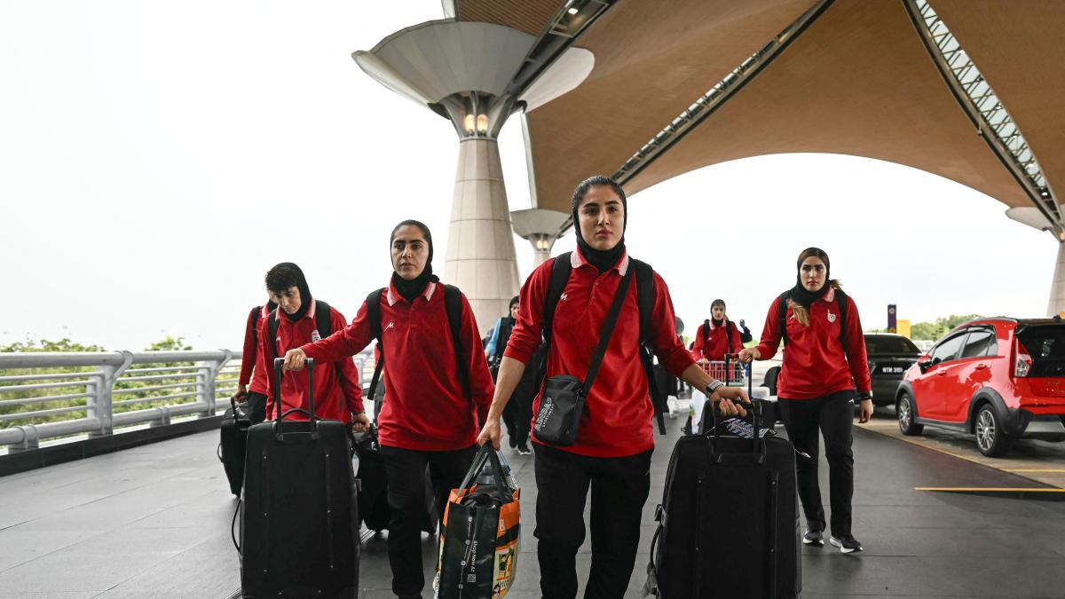 Selección femenina de futbol de Irán aterriza en Estambul tras retirar solicitud de asilo en Australia