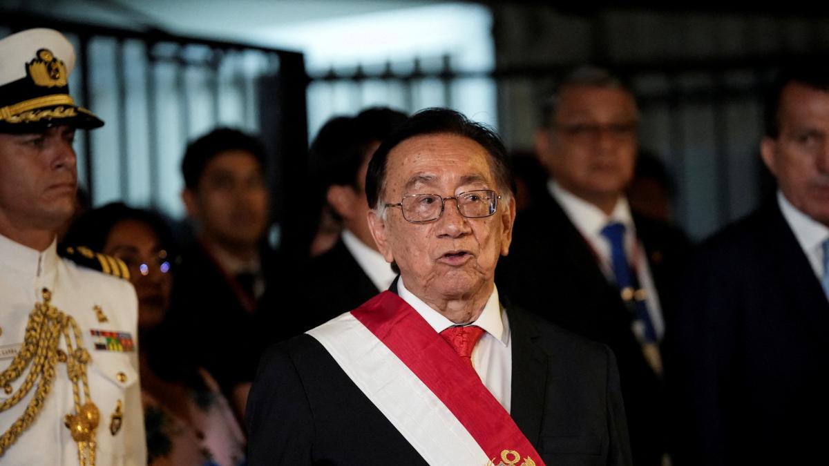 José Balcázar, presidente interino de Perú, emprende una reorganización de su gabinete