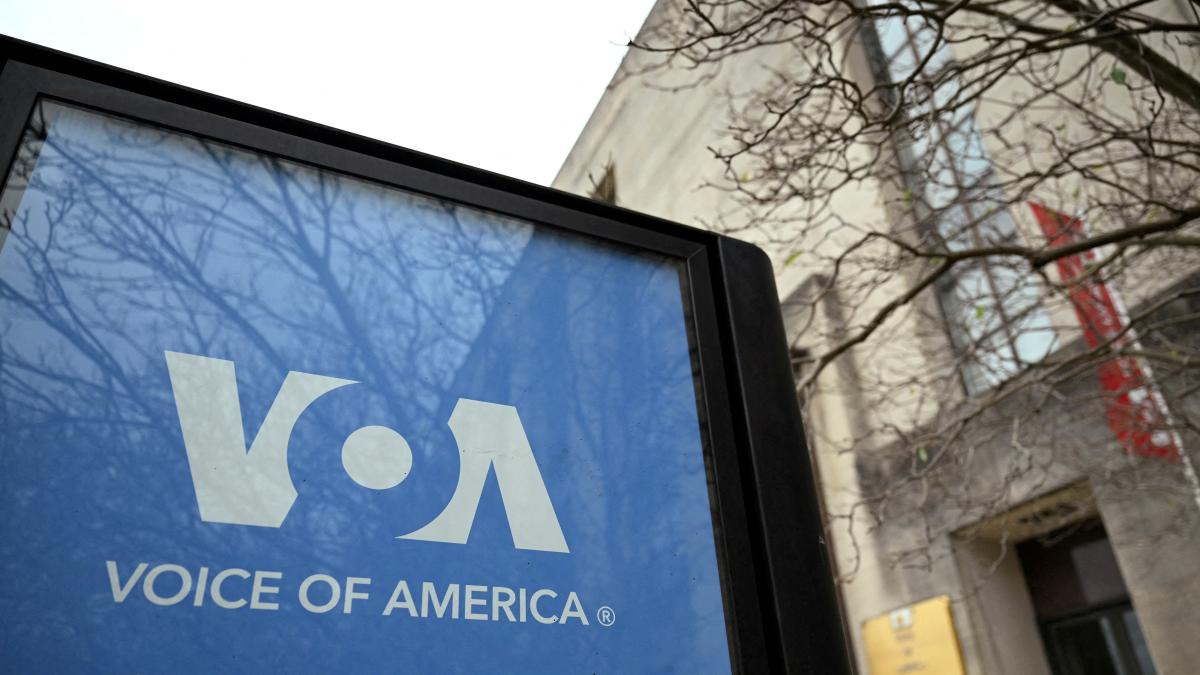 Juez ordena al gobierno de Trump a reincorporar al personal de la radio Voice of America