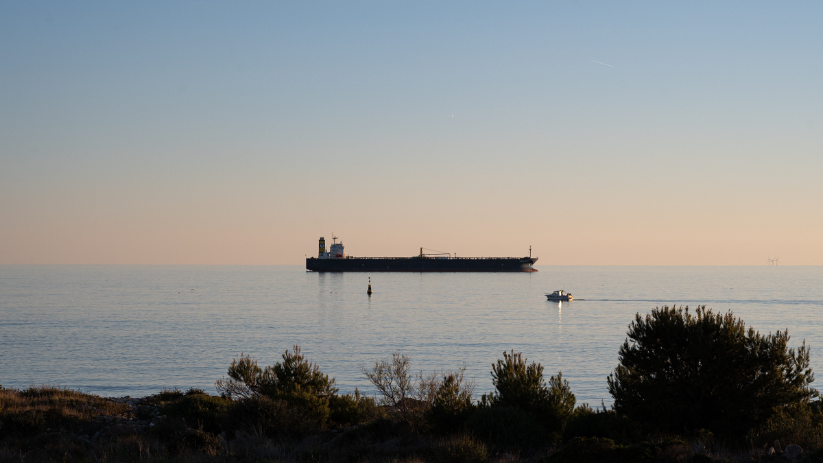 Petrolero ruso transporta crudo a Cuba, según rastreadores