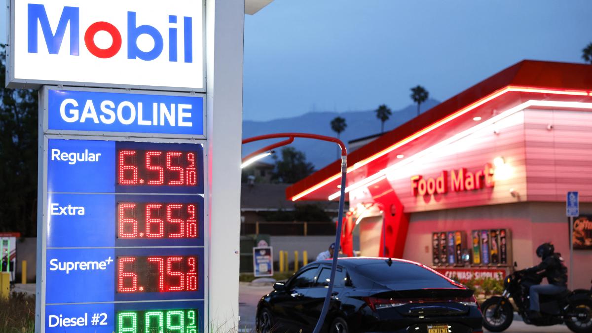 Gasolina en EU cayó ligeramente en la última semana, a 4.01 dólares por galón