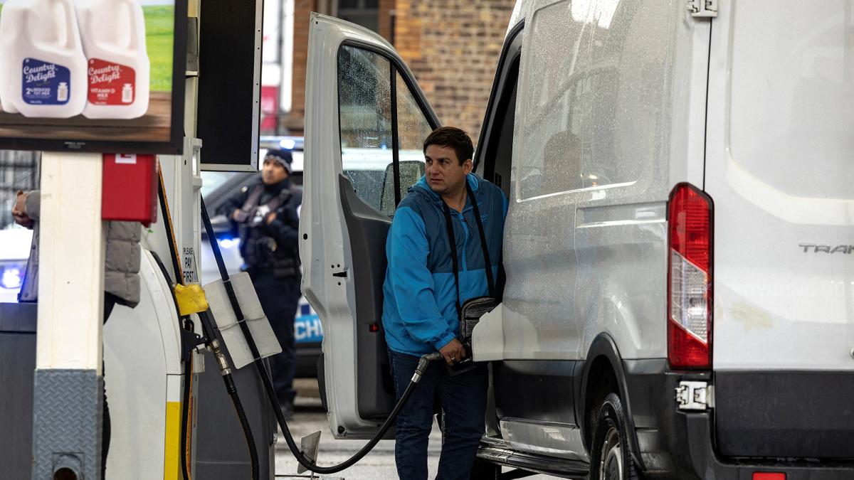 Precio de gasolina en EU ha bajado 86 centavos desde el pico que alcanzó por la guerra en Irán