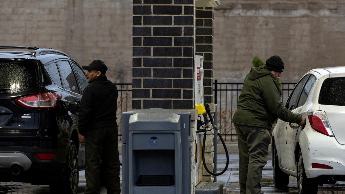 Gasolina en EU subiría de nuevo tras colapso del cese al fuego en Irán