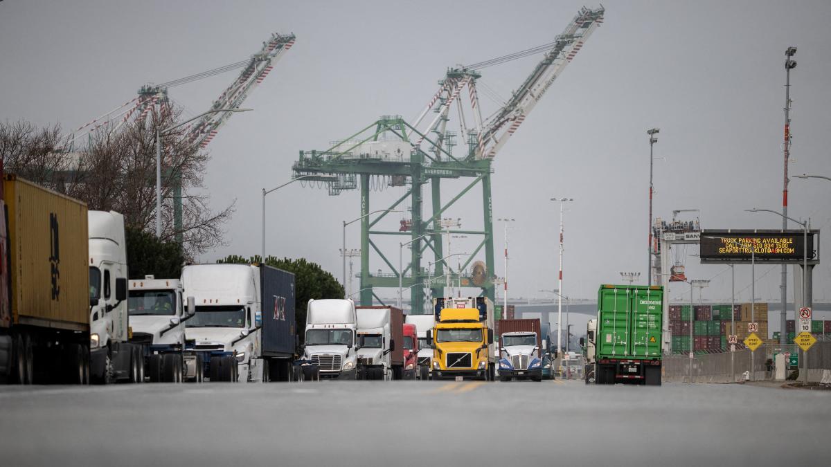 Gasto en diésel de camioneros de EU alcanza un pico histórico por el conflicto en Oriente Medio