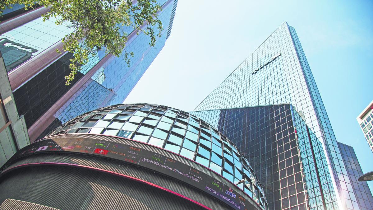 Bolsa mexicana recupera terreno; acciones de Volaris lideran los avances
