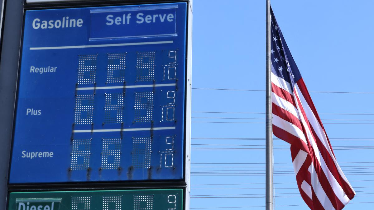 Precio de la gasolina en EU ronda pico de 4 años por la guerra en Irán y disrupciones en refinerías