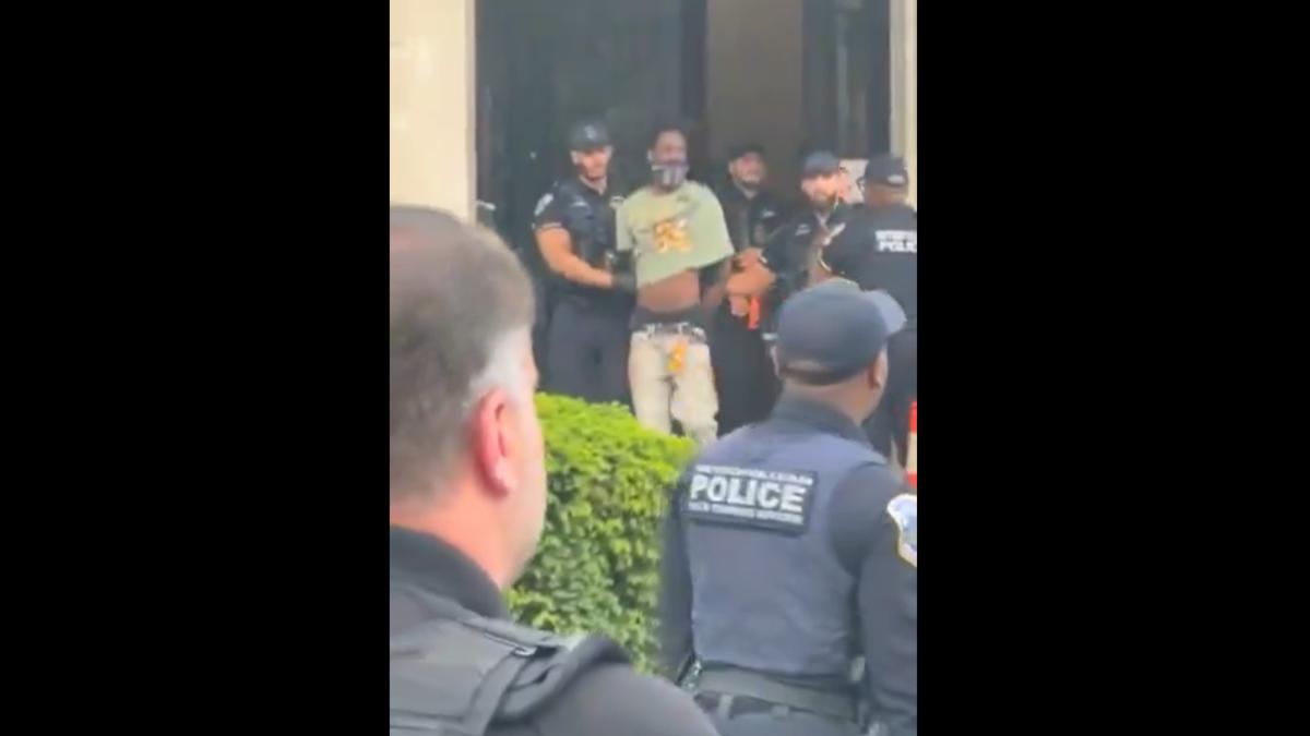 Presunto delincuente armado irrumpe en el Instituto Cultural Mexicano en Washington; no reportan heridos