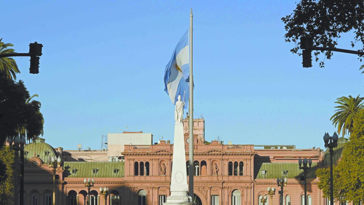Deuda argentina recupera atractivo tras alza en nota de Fitch