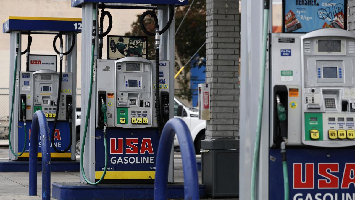 "Ni siquiera me alcanza para un tanque lleno": automovilistas en EU resienten el alza de la gasolina