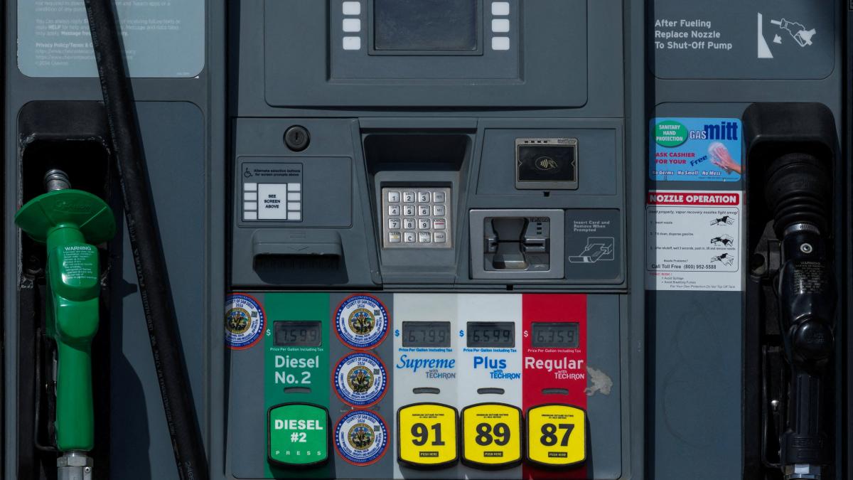 Gasolina en EU da un alivio a los automovilistas; ha caído 20 centavos en las últimas dos semanas