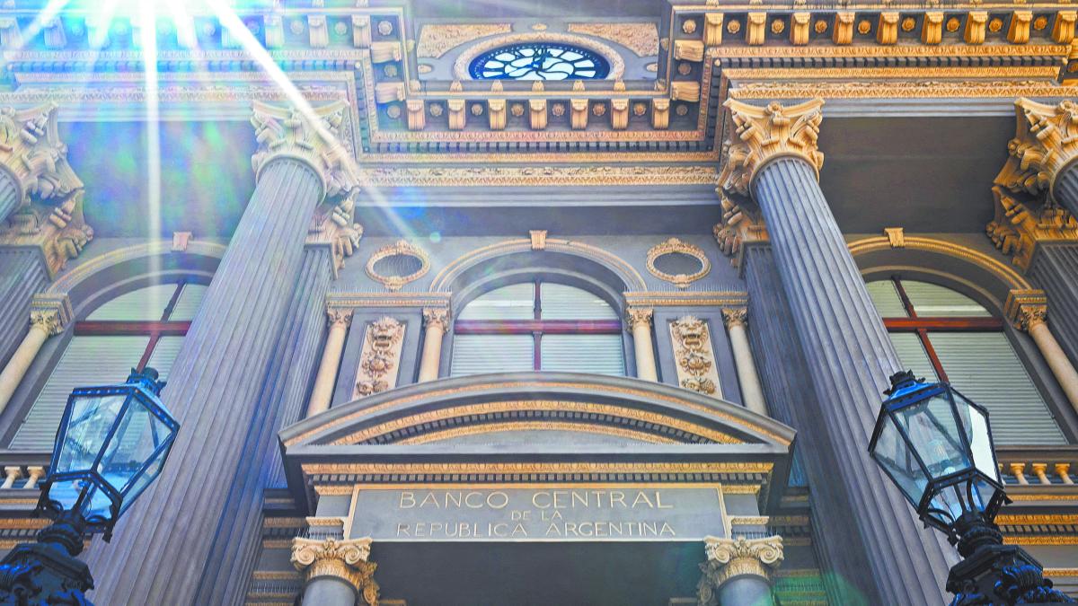 S&P sube calificación de largo plazo de Argentina a "B-" con perspectiva estable