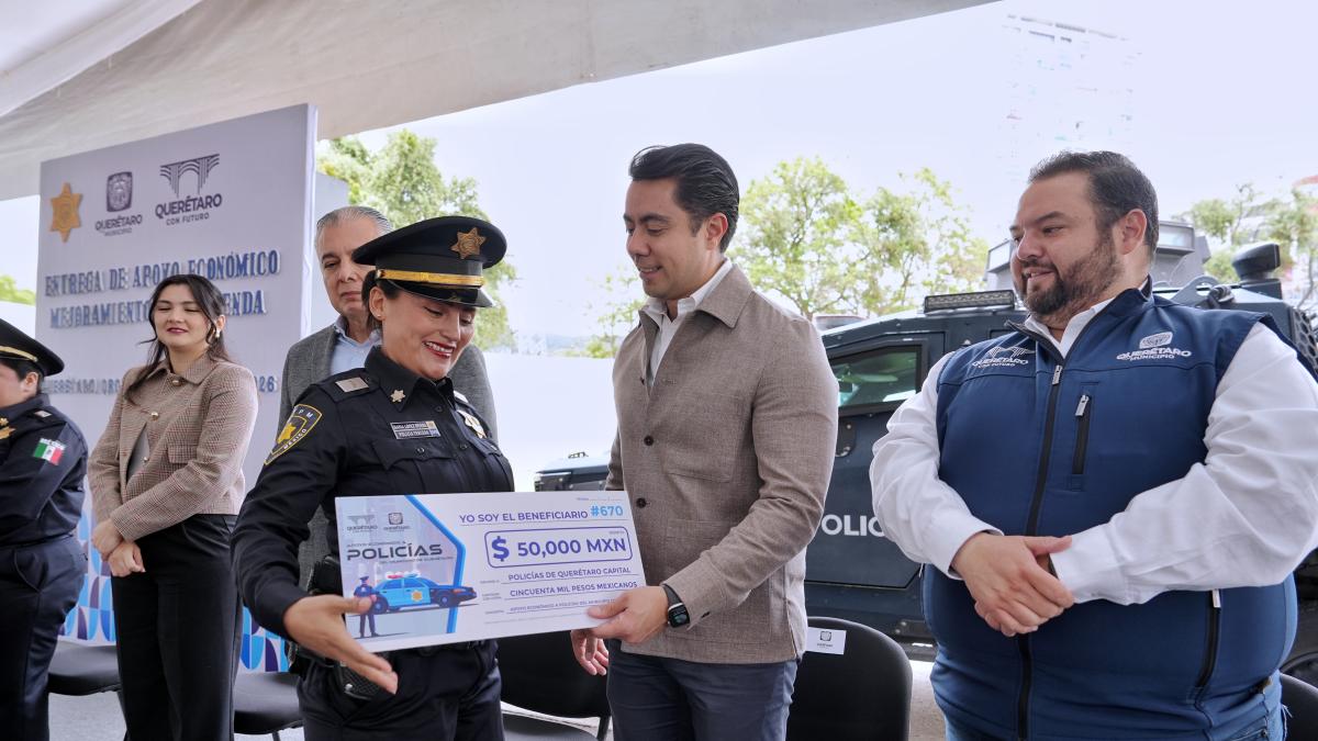 Felipe Macías entrega más apoyos para vivienda a policías municipales