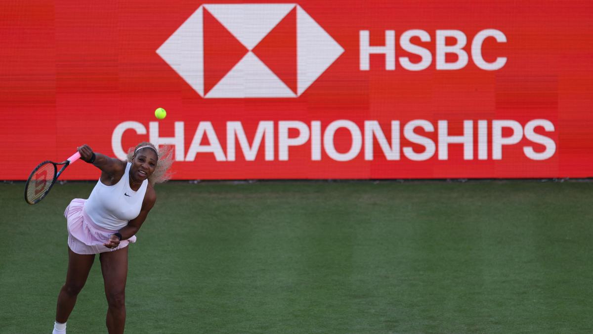 Serena Williams consigue un triunfo a su regreso en partido de dobles en Queen's