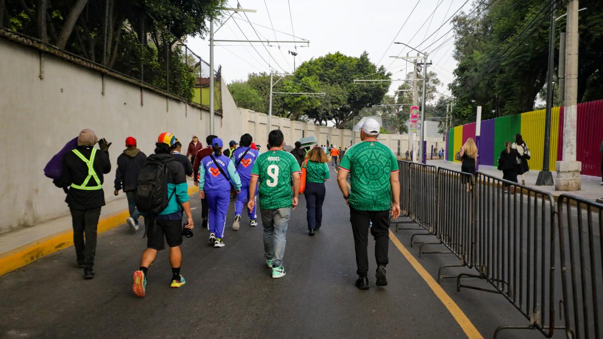 Aficionados comienzan a llegar al Estadio CDMX para el inicio del Mundial 2026