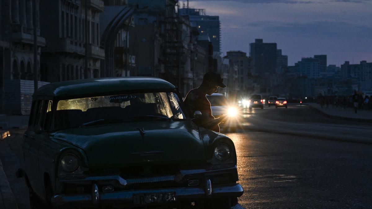 Cuba reconecta la red eléctrica pero siguen los apagones