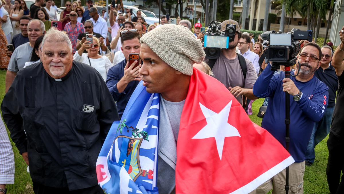 Artista disidente cubano Luis Manuel Otero Alcántara se exilia en Estados Unidos