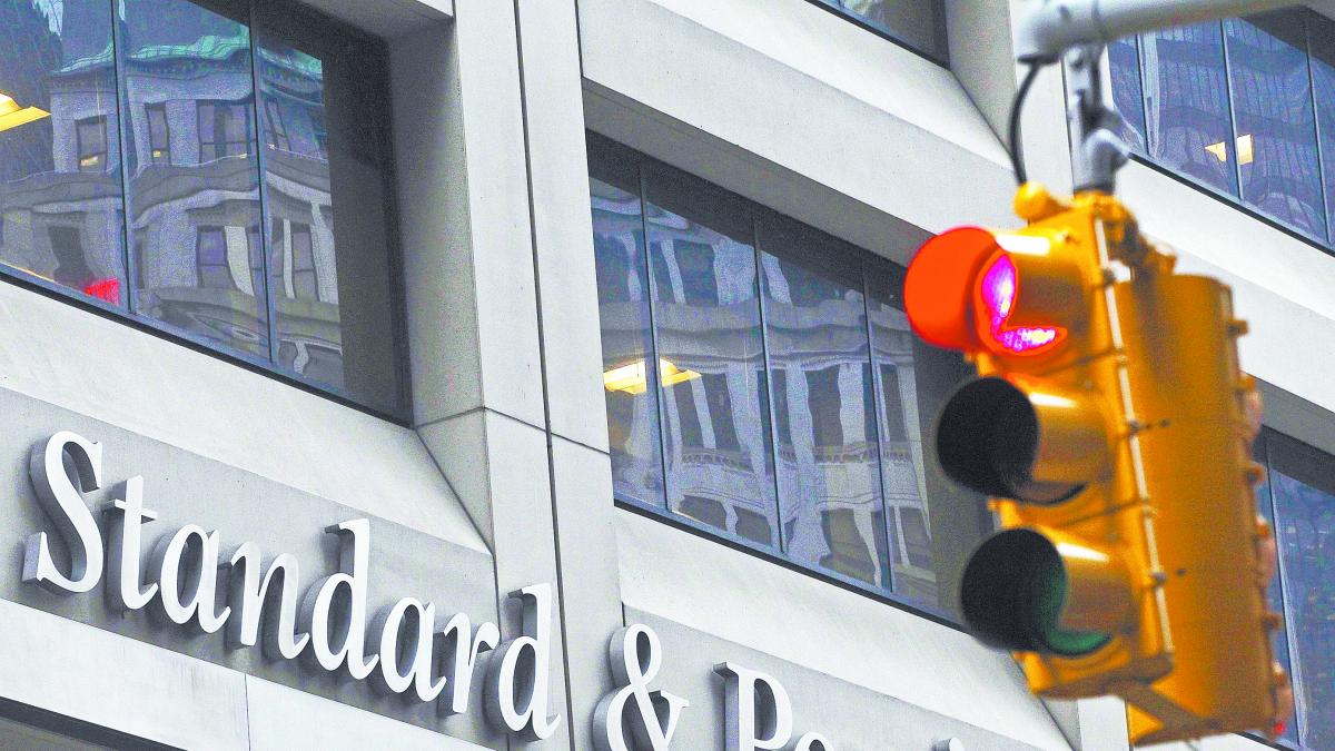 “Bajo crecimiento y lenta consolidación fiscal ponen en riesgo la calificación soberana”