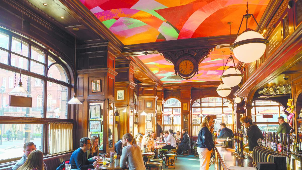 Anuncia UK rebaja de impuestos para los pubs en dificultades