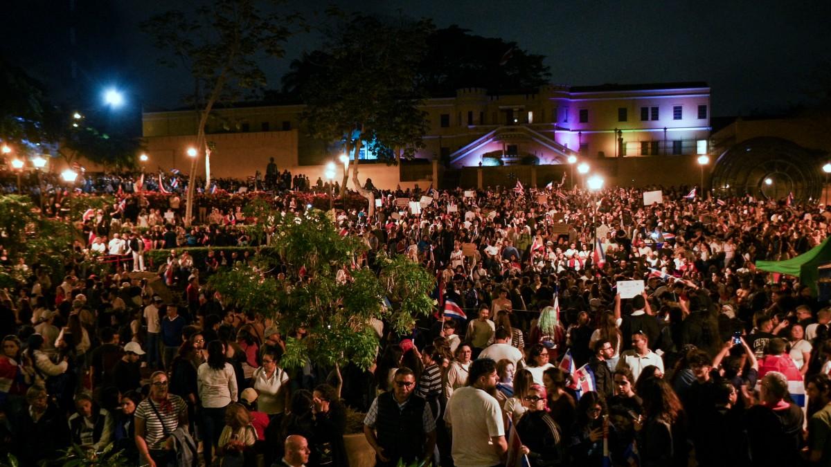 Miles protestan en Costa Rica contra reforma judicial de Laura Fernández