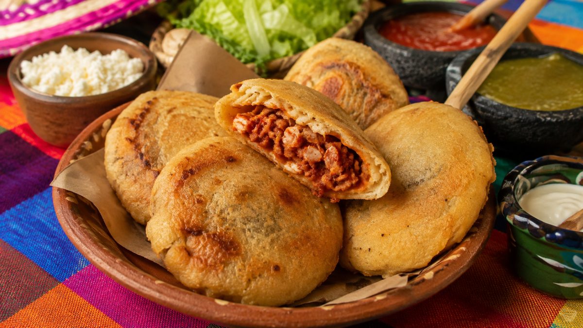 Gorditas de chicharrón prensado, un antojito mexicano