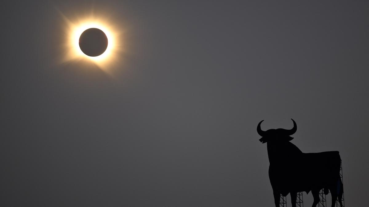Eclipse total de sol cautiva a España y Europa; el primero visible en la península en un siglo