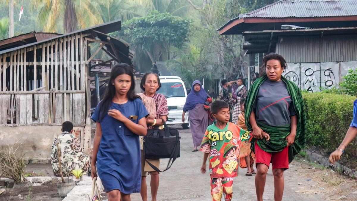 Autoridades de Indonesia piden evacuar zonas costeras de isla de Flores tras terremoto magnitud 7.7