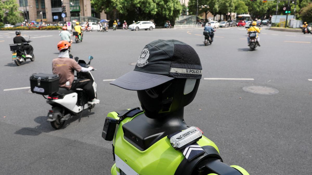 China pone a "robocops" a vigilar el tráfico, aunque sin facultades para detener a nadie