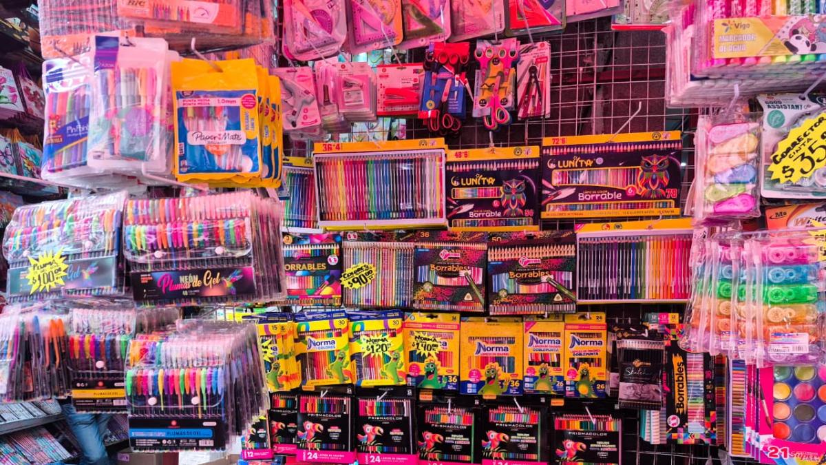 Regreso a clases divide al comercio de Mesones: puestos llenos y plazas vacías