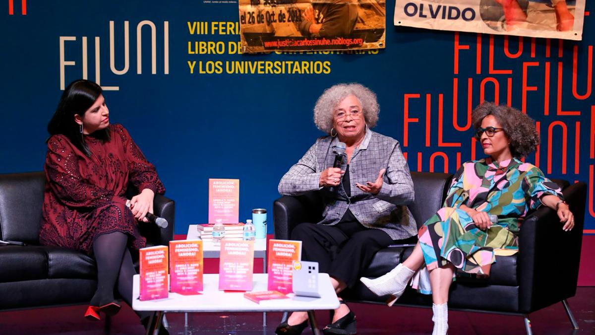 La filósofa Ángela Davis abarrota la UNAM y enciende el debate