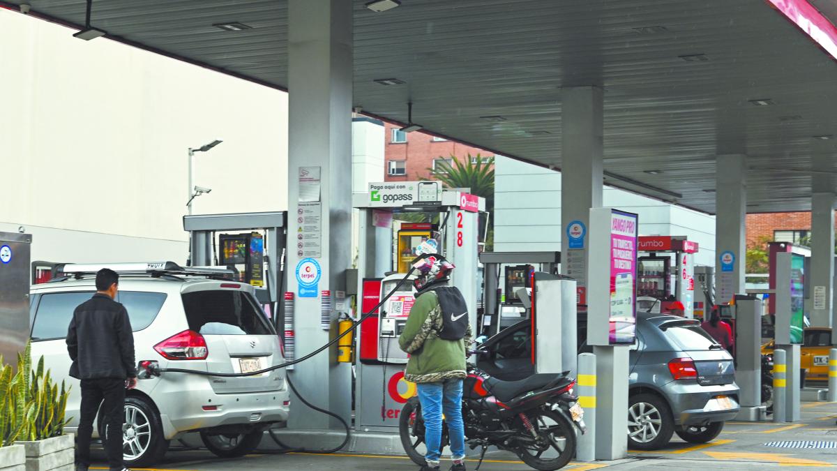 Gobierno de Colombia congela precios de gasolina tras terremoto