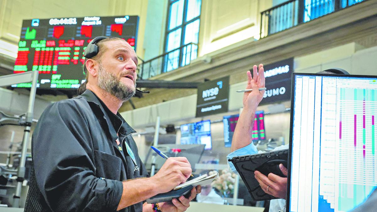 Wall Street con tres bajas por alza de crudo y bonos