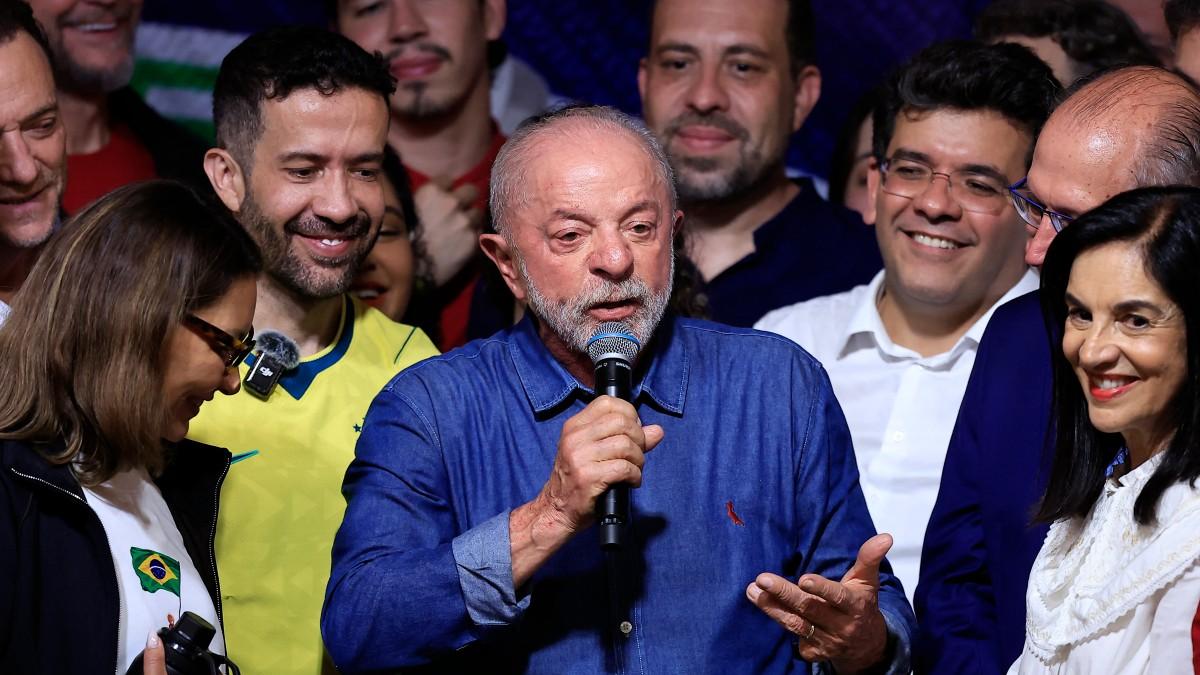 Partido de Flávio Bolsonaro reconoce reelección del presidente Lula da Silva en Brasil