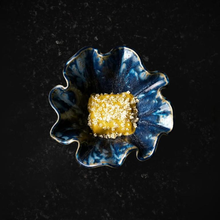 Tamal de masa colada - sobrasada de almeja reina - velouté de vainilla y azafrán - flor de saúco.