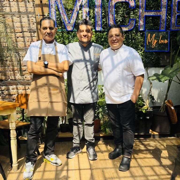 Chefs presentando sus hamburguesas.