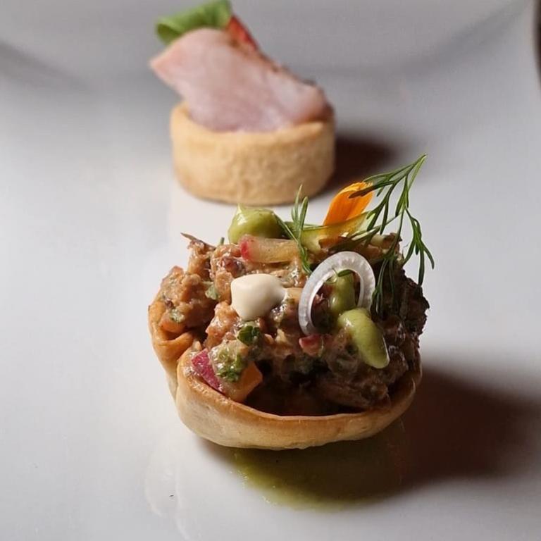 Tiradito de kampachi y ceviche de pork belly