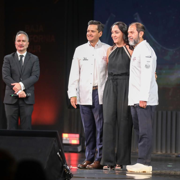 Los chefs Jorge Vallejo y Alejandra Flores junto a Enrique Olvera.