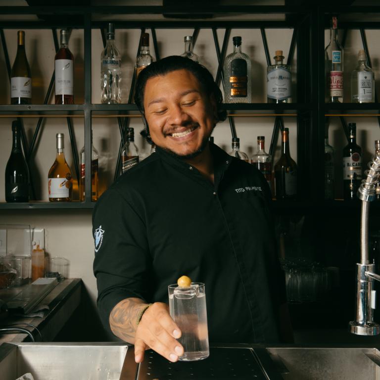 Tito en la barra