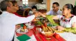 El 94% de los mexicanos celebra las fiestas patrias y el pozole sigue siendo el platillo preferido en la mesa familiar. El presupuesto para conmemorar el 15 de septiembre va desde reuniones modestas de 300 pesos hasta festejos que pueden superar los 4,000 pesos.

Para más información del tema, visita: https://www.eleconomista.com.mx/finanzaspersonales/cuanto-gastan-mexicanos-fiestas-patrias-2025-guisados-pozole-presupuestos-familiares-20250914-777048.html

¡Síguenos en nuestras redes sociales para mantenerte informado!

Twitter: https://twitter.com/eleconomista 
Facebook: https://www.facebook.com/ElEconomista.mx
Instagram: https://www.instagram.com/eleconomistamx
LinkedIn: https://www.linkedin.com/company/el-economista/
T

#ElEconomista #EETV