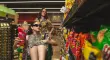 Las mujeres, pese a no ser fanáticas, participan en la justa mundialista.
