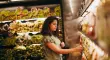Los adultos jóvenes también le hacen frente a la inflación y así cambian sus hábitos de consumo.
