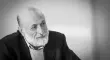 Carlo Petrini no hizo de la comida una consigna amable. La convirtió en un territorio de disputa: entre la producción local y la estandarización, entre el placer y el consumo automático, entre el campo visible y una industria que suele borrar el origen de los alimentos. Su idea de la lentitud nunca fue una postal nostálgica; fue una forma de mirar con más atención aquello que el sistema alimentario vuelve invisible: quién produce, cómo se cultiva, qué se pierde y qué economía se fortalece cada vez que alguien elige un alimento.El fundador de Slow Food falleció a los 76 años en Bra, Italia, la ciudad piamontesa donde nació y desde donde impulsó una de las conversaciones gastronómicas más influyentes del último medio siglo. La organización confirmó su muerte este 22 de mayo, mientras medios internacionales recordaron el alcance de un movimiento que hoy tiene presencia en más de 160 países y que transformó una protesta contra la comida rápida en una red global en defensa de una alimentación buena, limpia y justa.Una protesta que se volvió movimientoLa historia pública de Carlo Petrini suele regresar a 1986, cuando participó en la protesta contra la apertura de un McDonald’s cerca de la Plaza de España, en Roma. Aquel episodio no fue solo una defensa italiana de sus trattorias, sus vinos o sus recetas regionales. Fue una reacción frente a una forma de consumo que comenzaba a normalizar la velocidad, la repetición y la pérdida de identidad como si fueran sinónimos de modernidad.Tres años después, en 1989, Slow Food quedó constituido formalmente en París. Petrini entendió que no bastaba con rechazar el fast food; había que construir otro lenguaje para hablar de comida. Su respuesta no fue oponer lo lento a lo rápido de manera superficial, sino recordar que un alimento no empieza cuando llega al plato. Antes pasa por la tierra, por el agua, por las semillas, por las manos del productor, por los ciclos de una región y por una cultura que decide qué conservar y qué olvidar.Por eso su legado no puede reducirse a la defensa de comer sin prisa. Petrini convirtió la gastronomía en una conversación política, agrícola, ecológica y cultural. En su pensamiento, el placer no estaba peleado con la responsabilidad. Comer bien no era únicamente comer sabroso; también era reconocer el valor de quienes producen y comprender que la calidad de un ingrediente está ligada a las condiciones que lo hacen posible.La verdadera modernidad estaba en lo localUno de los puntos más vigentes de su pensamiento fue su defensa de la producción local. “Fortalecer la producción local. Esta es la verdadera modernidad, no es una nostalgia del pasado”, decía Petrini. La frase condensa una de sus mayores batallas: desmontar la idea de que mirar hacia el territorio era una forma de atraso.Para él, el futuro alimentario no estaba en producir más de lo mismo, sino en proteger la diversidad. En un campo más conectado con las cocinas, en mercados capaces de sostener a pequeños productores, en consumidores dispuestos a preguntar por el origen de lo que compran. Ese planteamiento hoy parece habitual en restaurantes que hablan de trazabilidad, temporada, agricultura regenerativa o producto de cercanía, pero durante décadas fue una defensa incómoda frente a un modelo obsesionado con volumen, precio y disponibilidad permanente.Petrini no hablaba de lo local como un gesto decorativo. Lo veía como una economía posible. Fortalecer el campo, estrechar el vínculo entre cocineros y productores, sostener variedades en riesgo y proteger técnicas tradicionales eran, para él, formas concretas de resistencia frente a la homogeneización alimentaria.El papel de los cocinerosPetrini también fue directo con los cocineros. Sabía que la cocina profesional tiene una influencia enorme en lo que se vuelve deseable, prestigioso o aspiracional. Por eso insistía en que quienes cocinan debían entender con rapidez el cambio de época. No solo por la supervivencia del oficio, sino porque los comensales que llegarían a sus mesas ya no aceptarían lo mismo de siempre.En esa lectura había una intuición poderosa: las nuevas generaciones no se relacionan con la comida únicamente desde el antojo. Preguntan por el origen, por el impacto, por el desperdicio, por el bienestar animal, por la temporada y por la manera en que una cocina se vincula con su entorno. Petrini veía en esos jóvenes una fuerza capaz de mover el sistema, una energía inconforme que podía transformar tanto al restaurante de alta cocina como al mercado de barrio.Su mensaje para los cocineros no era una acusación, sino una exigencia de responsabilidad. Si la cocina tiene la capacidad de crear deseo, también puede cambiar hábitos. Puede volver visible a un productor, rescatar un ingrediente, pagar mejor, reducir desperdicio o enseñar al comensal que detrás de un plato hay una cadena completa de decisiones.Comer también es participar“Nuestras elecciones colectivas pueden influir en cómo la comida se cultiva y produce”, sostenía Petrini. Esa idea fue uno de los ejes de Slow Food: el comensal no es una figura pasiva al final de la cadena, sino alguien que participa en el sistema alimentario cada vez que compra, cocina, desperdicia, elige o exige.Ahí está una de las razones por las que su pensamiento sigue siendo relevante. Petrini no colocó toda la responsabilidad en el individuo, pero tampoco lo absolvió. La alimentación, para él, era una construcción colectiva. Lo que comemos depende de políticas públicas, mercados, empresas, productores, restaurantes y consumidores. Si todos esos actores sostienen el mismo modelo, el resultado es un sistema que produce abundancia aparente y, al mismo tiempo, desigualdad, desperdicio y pérdida de biodiversidad.Por eso una de sus preguntas más severas sigue teniendo peso: qué podemos hacer para que el sistema alimentario deje de ser tan criminal. La palabra no era casual. Petrini hablaba de un sistema capaz de desperdiciar alimentos, precarizar al productor, empobrecer la dieta y destruir diversidad mientras se presenta como eficiente.Terra Madre y la comunidad que alimentaUno de los proyectos que mejor expresa su visión es Terra Madre, la red creada en 2004 para reunir a comunidades alimentarias de distintas partes del mundo. En ese espacio coincidieron agricultores, pescadores, cocineros, pueblos indígenas, académicos, artesanos del alimento y jóvenes. La intención era clara: sacar la gastronomía del pedestal del plato y devolverla a la cadena completa que la hace posible.Terra Madre puso al productor en el centro de la conversación. No como proveedor invisible ni como personaje romántico, sino como actor fundamental del futuro alimentario. Sin campesinos, pescadores, pastores, recolectores, molineros, queseros, panaderos, cocineras tradicionales y comunidades que sostienen saberes cotidianos, la gastronomía se queda sin raíz.La otra gran apuesta de Petrini fue la Universidad de Ciencias Gastronómicas de Pollenzo, fundada para estudiar la alimentación desde una mirada multidisciplinaria. La comida, bajo ese enfoque, no pertenece solo a la cocina: también se estudia desde la historia, la ecología, la economía, la antropología, la agricultura y la política. AP recuerda que la institución ha formado a miles de profesionales de decenas de países, prueba de que Petrini no solo fundó un movimiento, sino una escuela de pensamiento.El Arca del Gusto y los alimentos en riesgoEntre las iniciativas más importantes de Slow Food está el Arca del Gusto, un catálogo dedicado a identificar alimentos, razas, productos y técnicas en riesgo de desaparecer. La idea detrás de este proyecto es sencilla y profunda: cuando desaparece un ingrediente, no se pierde solo un sabor. Se pierde una historia de adaptación, una forma de cultivo, una economía local, una palabra, una receta familiar y una relación específica con el territorio.En tiempos de consumo global, esa defensa cobra especial importancia. La industria alimentaria suele privilegiar lo que puede producirse en grandes volúmenes, viajar largas distancias y mantenerse estable en anaquel. Petrini propuso mirar hacia otro lado: hacia aquello que no siempre es rentable para el mercado, pero sí indispensable para la memoria y la diversidad alimentaria.Su trabajo ayudó a instalar preguntas que hoy atraviesan la gastronomía contemporánea: qué variedades se están perdiendo, quién decide qué productos sobreviven, por qué algunos alimentos desaparecen de los mercados y qué papel tienen los cocineros en su rescate.Una alimentación buena, limpia y justaLa frase que definió a Slow Food —buena, limpia y justa— resume el alcance de su pensamiento. Buena, porque el placer importa y porque la comida no puede reducirse a combustible. Limpia, porque ningún alimento debería producirse a costa de destruir el entorno que lo hace posible. Justa, porque detrás de cada ingrediente hay trabajo humano y ese trabajo debe ser reconocido.La fuerza de Petrini estuvo en unir esas tres dimensiones. No separó el gusto de la ética ni la sostenibilidad del placer. Tampoco convirtió la gastronomía en una lista de prohibiciones. Su propuesta fue más compleja: comer con conciencia sin renunciar al gozo, defender el territorio sin idealizar la pobreza rural, proteger la tradición sin congelarla, entender que la modernidad alimentaria no consiste en borrar diferencias sino en hacerlas viables.En 2013 recibió el reconocimiento Campeón de la Tierra del Programa de las Naciones Unidas para el Medio Ambiente, uno de los premios ambientales más relevantes, por su trabajo en favor de sistemas alimentarios sostenibles. Más que un reconocimiento individual, ese galardón confirmó que la gastronomía había dejado de ser vista únicamente como cultura del gusto para entrar de lleno en la discusión ambiental.Lo que queda después de PetriniLa muerte de Carlo Petrini ocurre en un momento en el que muchas de sus advertencias ya no parecen lejanas. La crisis climática afecta cosechas, el encarecimiento de alimentos golpea a los hogares, la pérdida de biodiversidad reduce posibilidades futuras y la comida ultraprocesada avanza sobre dietas tradicionales. La discusión que él abrió ya no pertenece solo a congresos gastronómicos o movimientos alternativos; forma parte de la vida diaria.Su herencia está en haber cambiado el vocabulario con el que hablamos de comer. Hoy un menú puede mencionar al productor. Un chef puede construir una cocina alrededor de la temporada. Un consumidor puede exigir trazabilidad. Un mercado local puede leerse como una decisión económica. Una semilla puede entenderse como patrimonio. Parte de ese lenguaje existe porque Petrini insistió durante décadas en que la comida no era un tema menor.Carlo Petrini no detuvo el avance de la comida rápida. Tampoco pretendió hacerlo solo con nostalgia. Lo que hizo fue construir una red capaz de recordarle al mundo que la velocidad no siempre es progreso, que el origen importa y que la mesa también puede ser un lugar de conciencia.Su muerte deja una ausencia enorme en la gastronomía, pero también una ruta de trabajo. Fortalecer lo local. Escuchar al campo. Educar al comensal. Exigir a los cocineros. Defender el placer. Proteger la diversidad. Comer, en el sentido más amplio, como una forma de cuidar aquello que todavía puede permanecer.Carlo Petrini_-X2