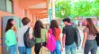 Jóvenes universitarios enfrentan nuevos modelos de aprendizaje marcados por la tecnología y la transformación educativa.