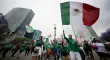 Aficionados del futbol celebrando con playeras de la Selección Mexicana en las inmediaciones del Ángel de la Independencia en la Ciudad de México.