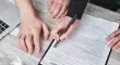 Revisión de un contrato de seguros médicos mayores que incluyen condiciones de antigüedad y preexistencia de enfermedades.