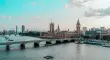 La vista panorámica de Londres reúne el Támesis, el Parlamento, el London Eye y una arquitectura que enlaza siglos de historia con la vida contemporánea.