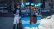 Un vendedor ofrece banderas y recuerdos de Argentina en una calle de Buenos Aires, donde el fútbol, la identidad nacional y la vida urbana se encuentran.