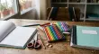 El regreso a clases 2026 vuelve a poner a prueba el bolsillo de las familias mexicanas. Entre cuadernos, colores, gomas, juegos de geometría, sacapuntas y bolígrafos, una misma lista puede tener diferencias importantes de precio, pero pagar más no necesariamente significa llevarse el producto de mejor calidad.