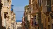 Las calles de Malta cautivan con sus puertas coloridas, balcones tradicionales y ventanas que reflejan siglos de historia.